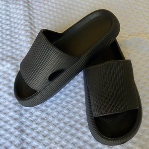 Plastic slide casual sandals. Size 38-39. Black.